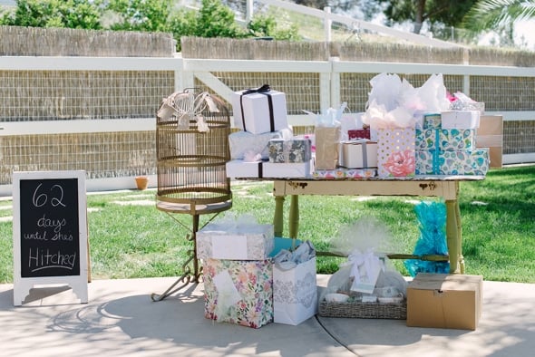 bridal-shower-gift-table