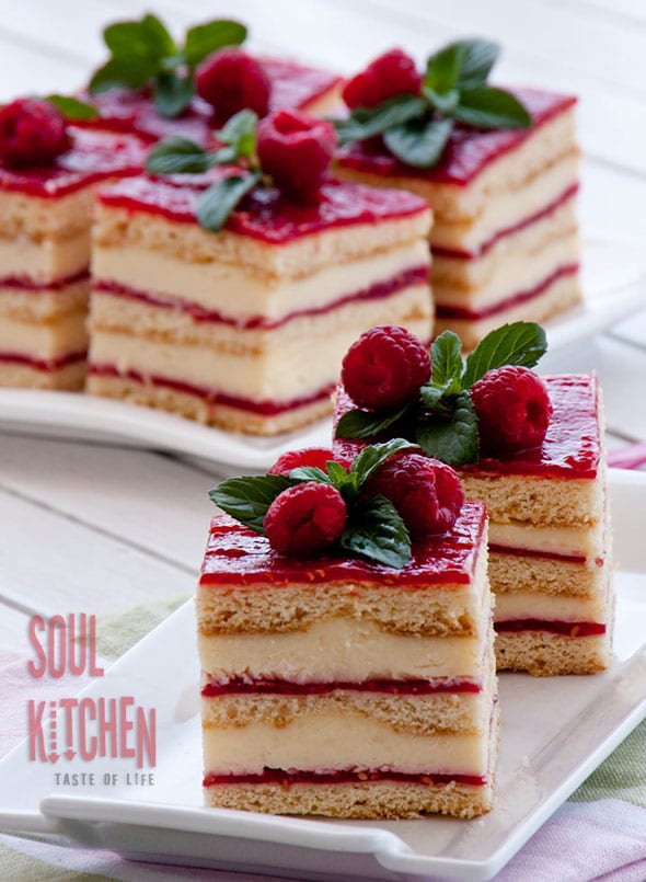 vanilla-rasberry-cake