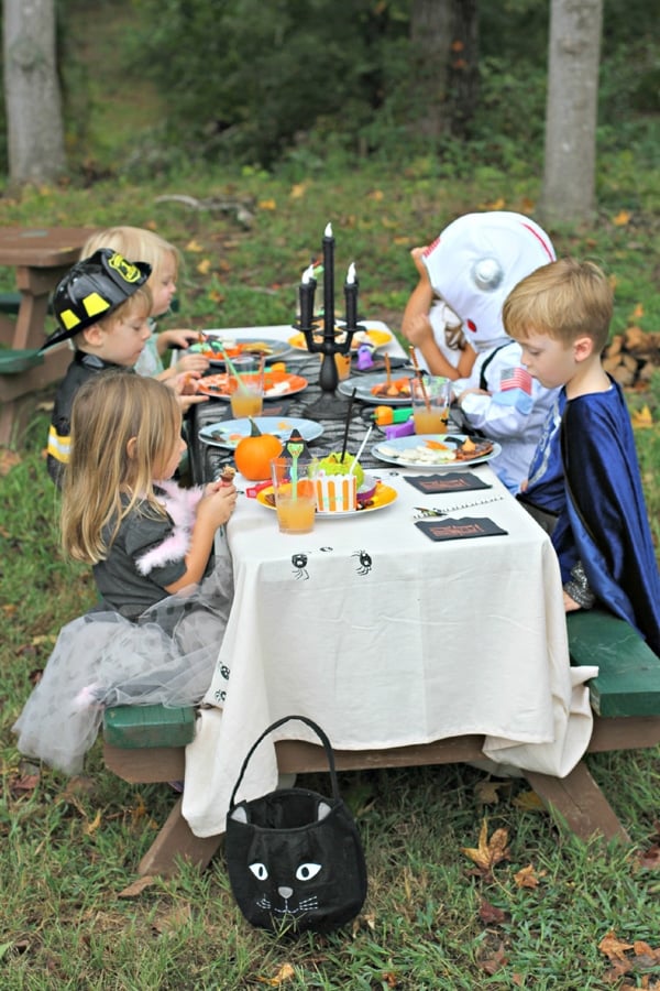 kids-halloween-party-table-idea