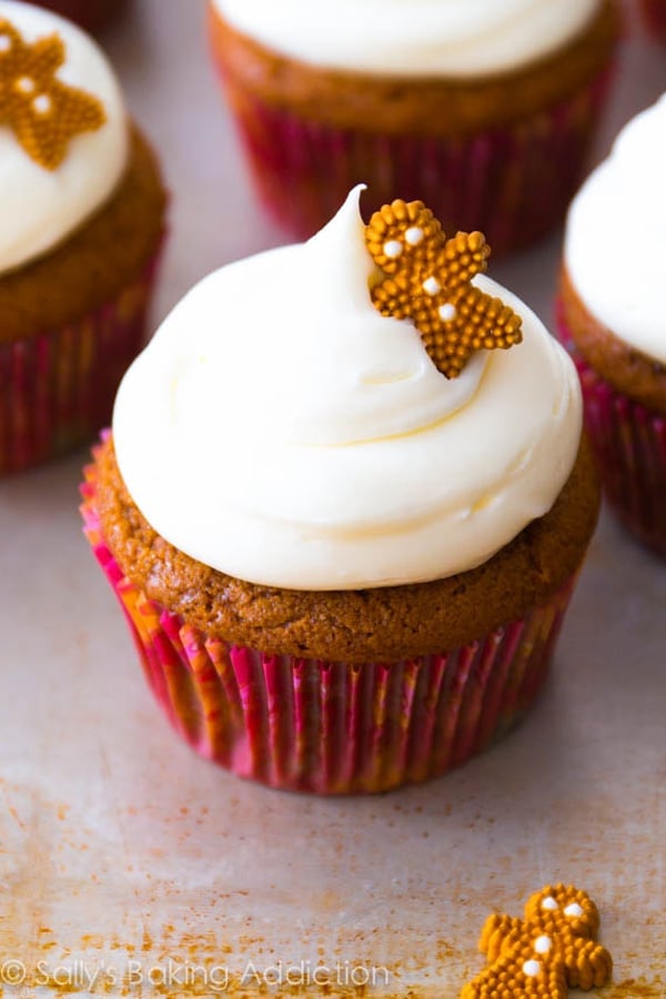 Gingerbread-Cupcakes-with-Cream-Cheese-Frosting-easy-homemade-recipe