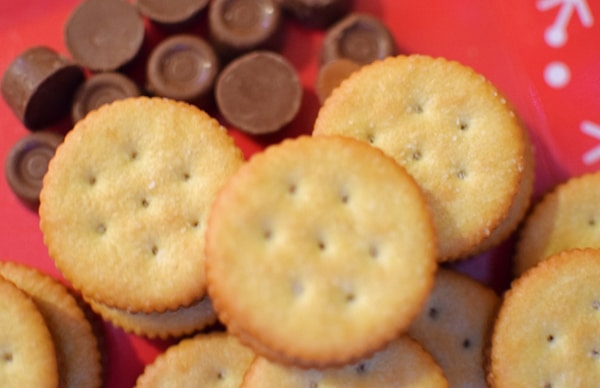 easy-ritz-cracker-rolo-recipe