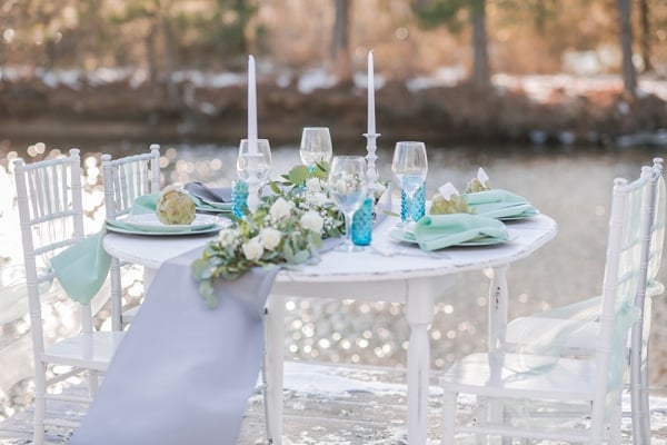 turquoise-white-styled-shoot-table-3
