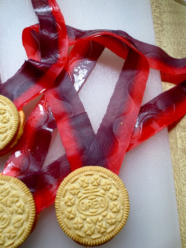 DIY Oreo Olympic Medals, 3 Creative Olympic Party Ideas via Pretty My Party