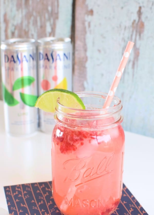 sparklinRaspberry Lemon Lime Mocktail via Pretty My Partyg-water-13