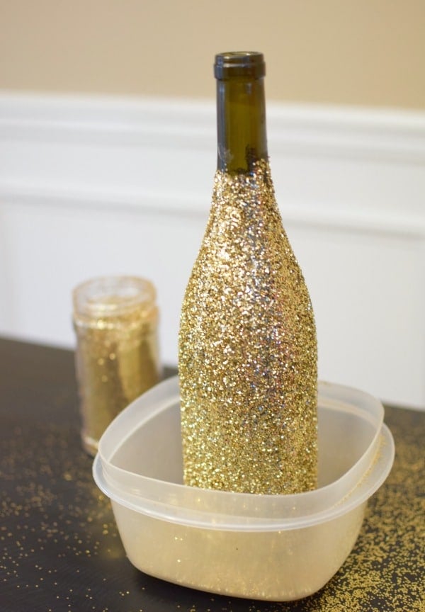 DIY Glitter Bottle Balloon Centerpiece | Pretty My Party