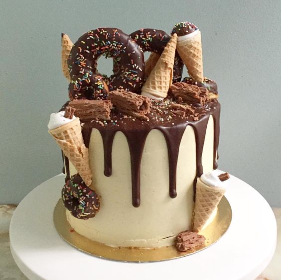 Donut Drip Cake | Freak Cake Trend | Pretty My Party