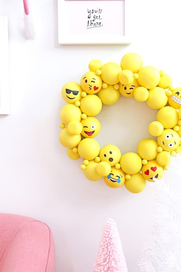 DIY Emoji Wreath | Emoji Birthday Party Ideas