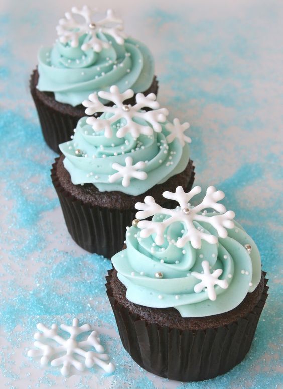 Snowflake Cupcakes | Winter Wonderland Party Ideas