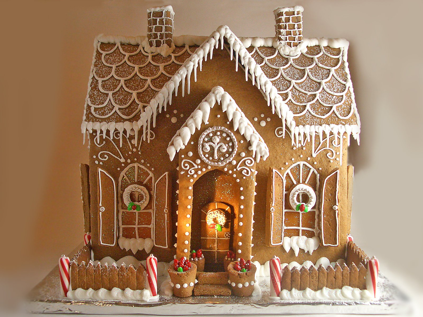 14 Incredible Gingerbread Houses - Pretty My Party