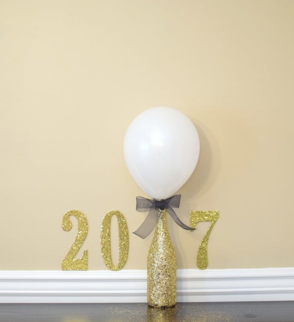 DIY Glitter Bottle Balloon Centerpiece