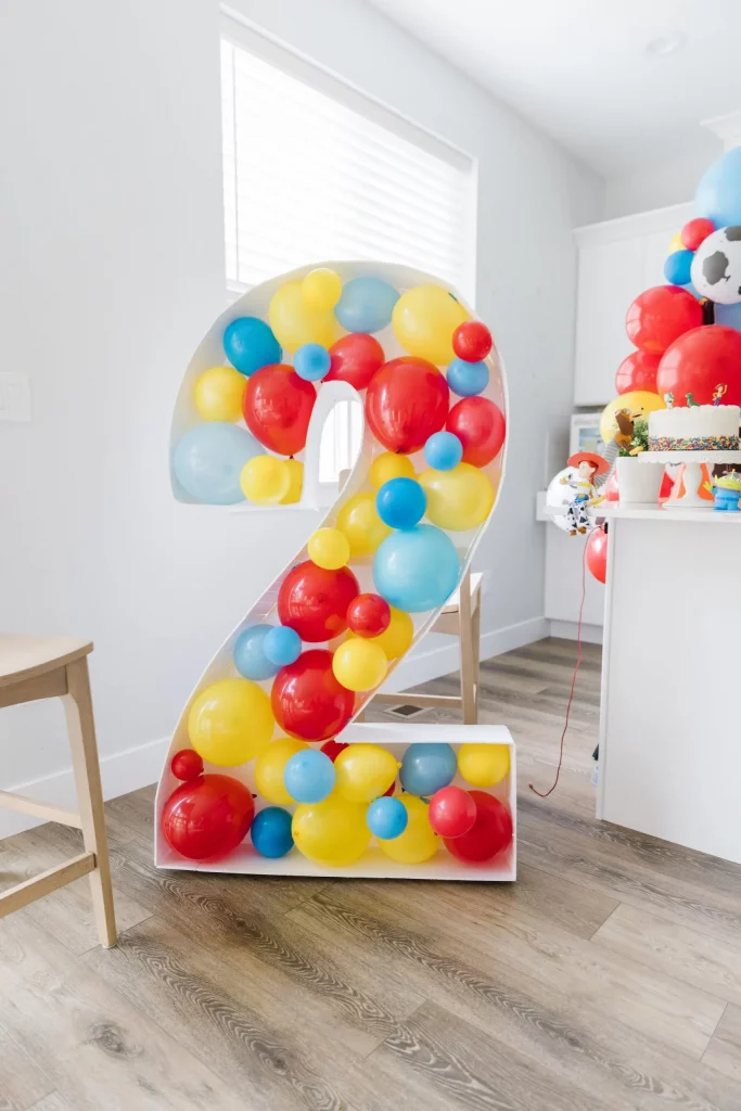 Marquee Balloon Number - 45 Awesome DIY Balloon Decor Ideas