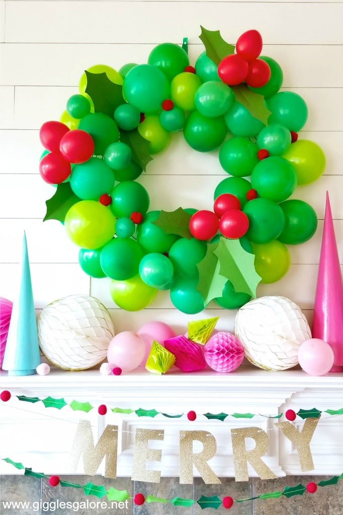 DIY Balloon Holiday Wreath - 45 Awesome DIY Balloon Decor Ideas