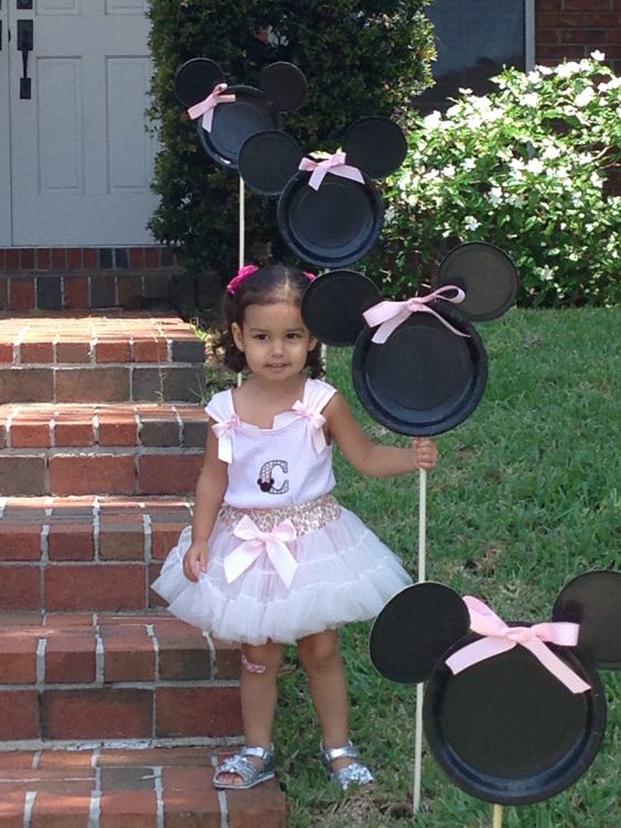 DIY Minnie Mouse party entrance