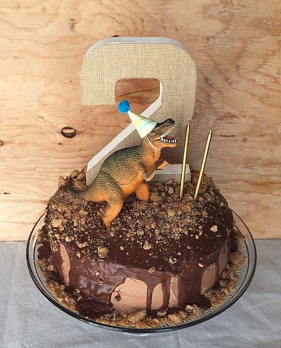 Awesome dinosaur cake - dinosaur birthday party