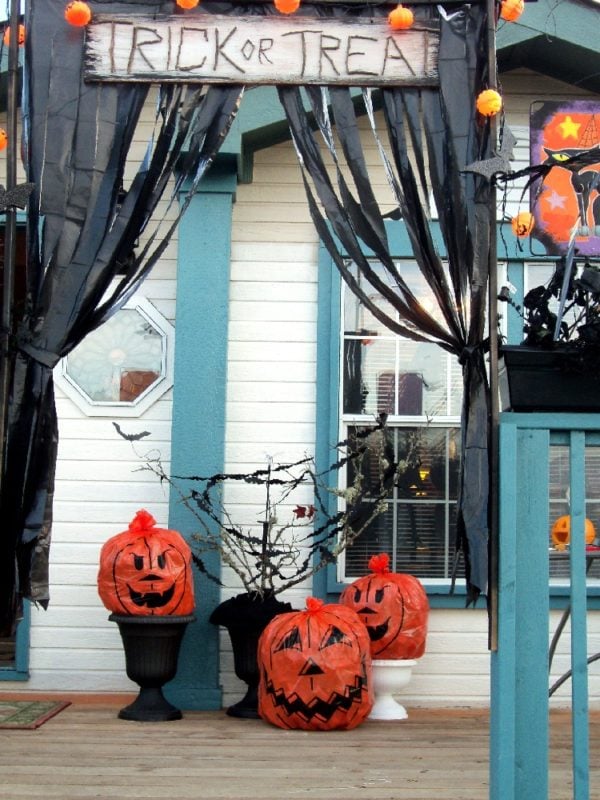 11 Halloween Front Porch Decorating Ideas - Pretty My Party