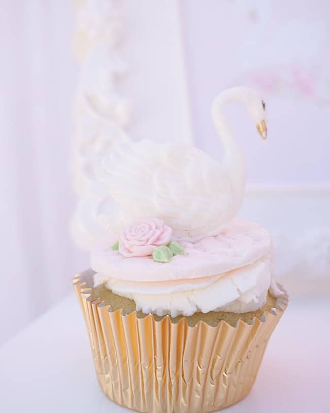 Amazing Swan Cupcake Toppers