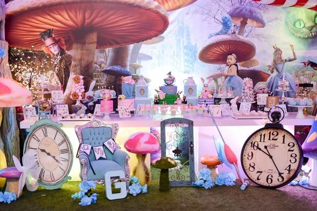 https://www.prettymyparty.com/wp-content/uploads/2017/09/Alice-In-Wonderland-Tablescape.jpg