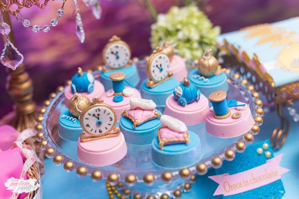 Cinderella-themed chocolate-covered Oreos