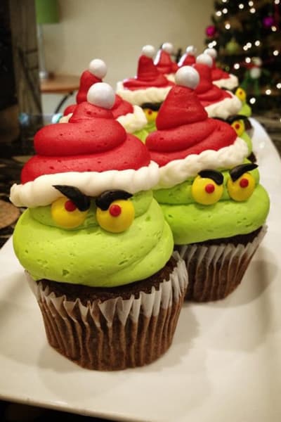 https://www.prettymyparty.com/wp-content/uploads/2018/11/grinch-party-food-main.jpg