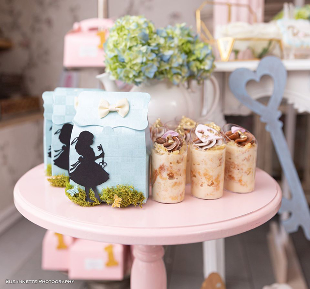 https://www.prettymyparty.com/wp-content/uploads/2020/01/alice-in-wonderland-favor-boxes.jpg