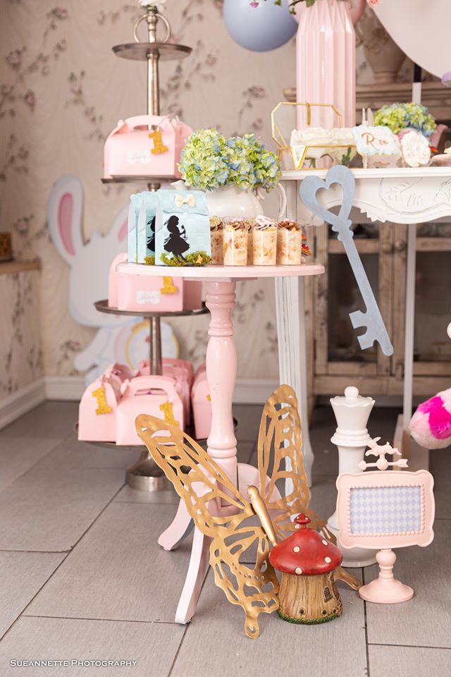 20+ Alice In Wonderland First Birthday Party Ideas And Gifts