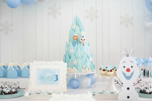 Frozen Themed Waffle Birthday Party with FREE PRINTABLES  Frozen theme  party, Frozen themed birthday party, Frozen birthday party