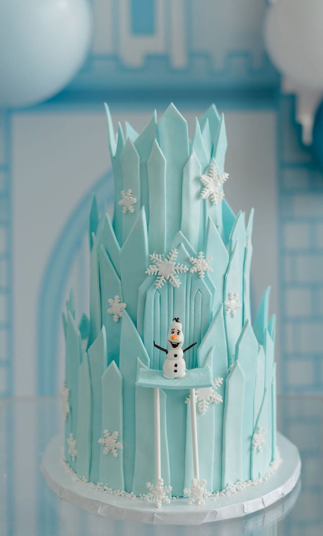 Frozen Queen Elsa Winter Wonderland Themed Birthday Cake Topper Set  Featuring Elsa and Decorative Themed Accessories : : Toys & Games