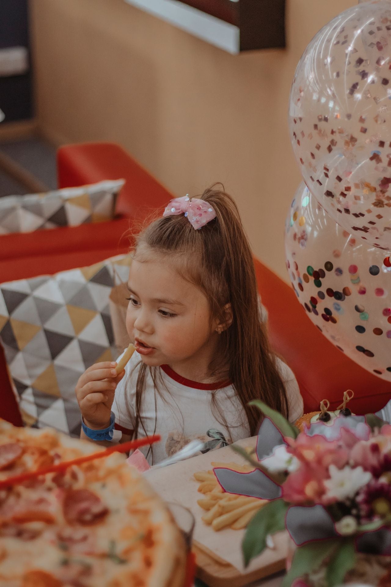 The amount of food you need for a birthday party depends on when guests arrive and whether you’re serving snacks or a meal. A two-hour party with games and cake needs less food than a birthday lunch, even with the same number of guests.